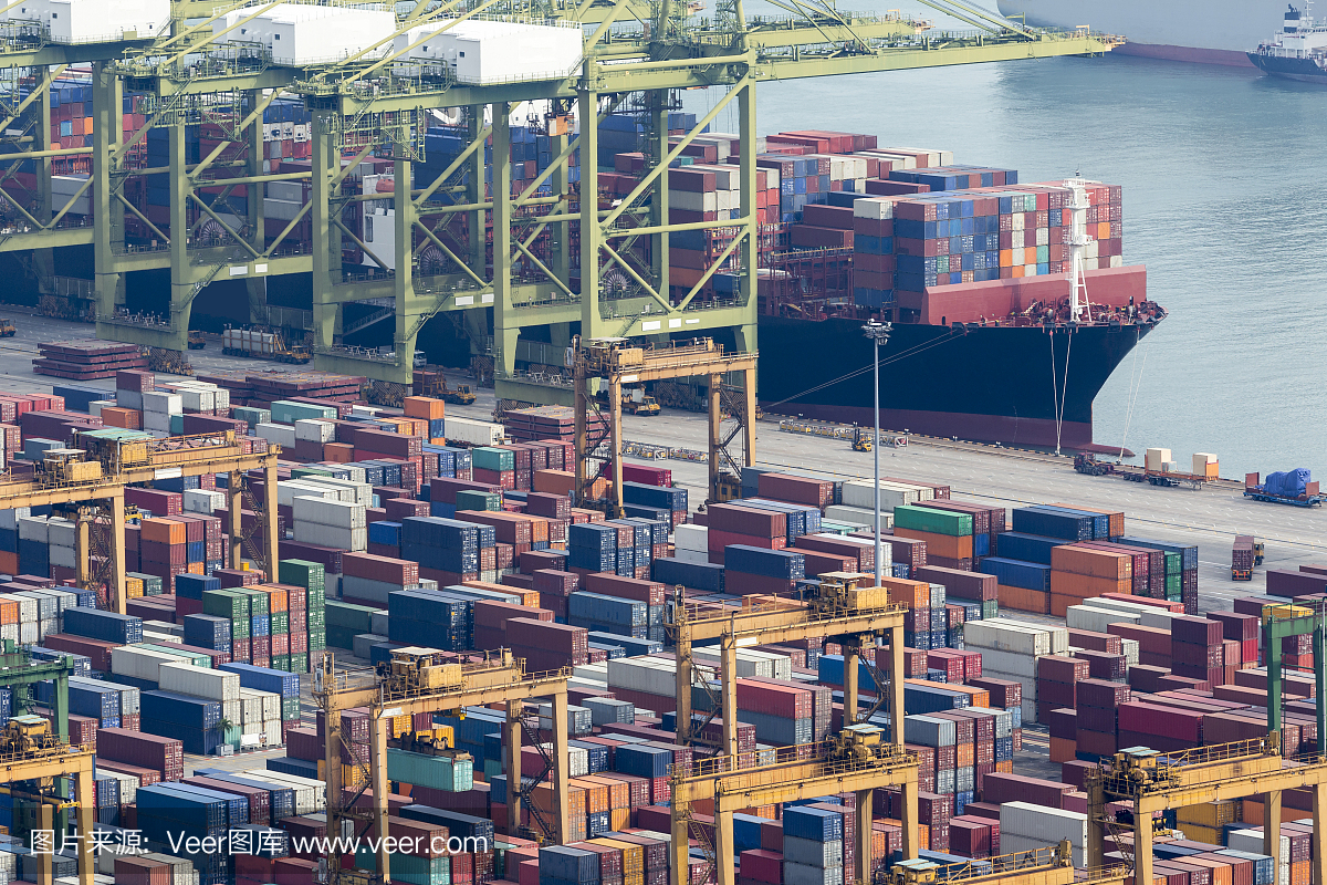 进出口和商业物流港口的集装箱船。起重机贸易港口运输和货物到港。鸟瞰图。国际港口的全球运输。