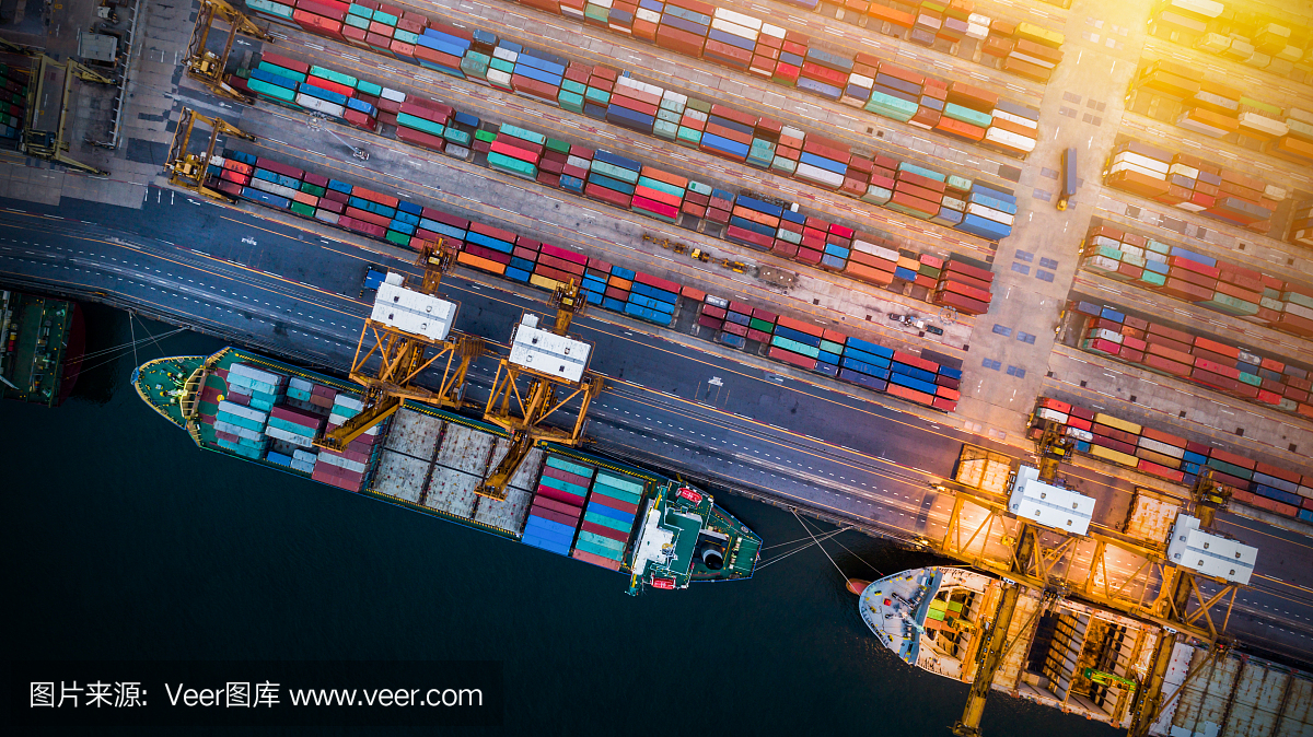 晚霞船厂集装箱货轮、货机与工作吊车桥的物流运输,物流进出口和运输行业背景